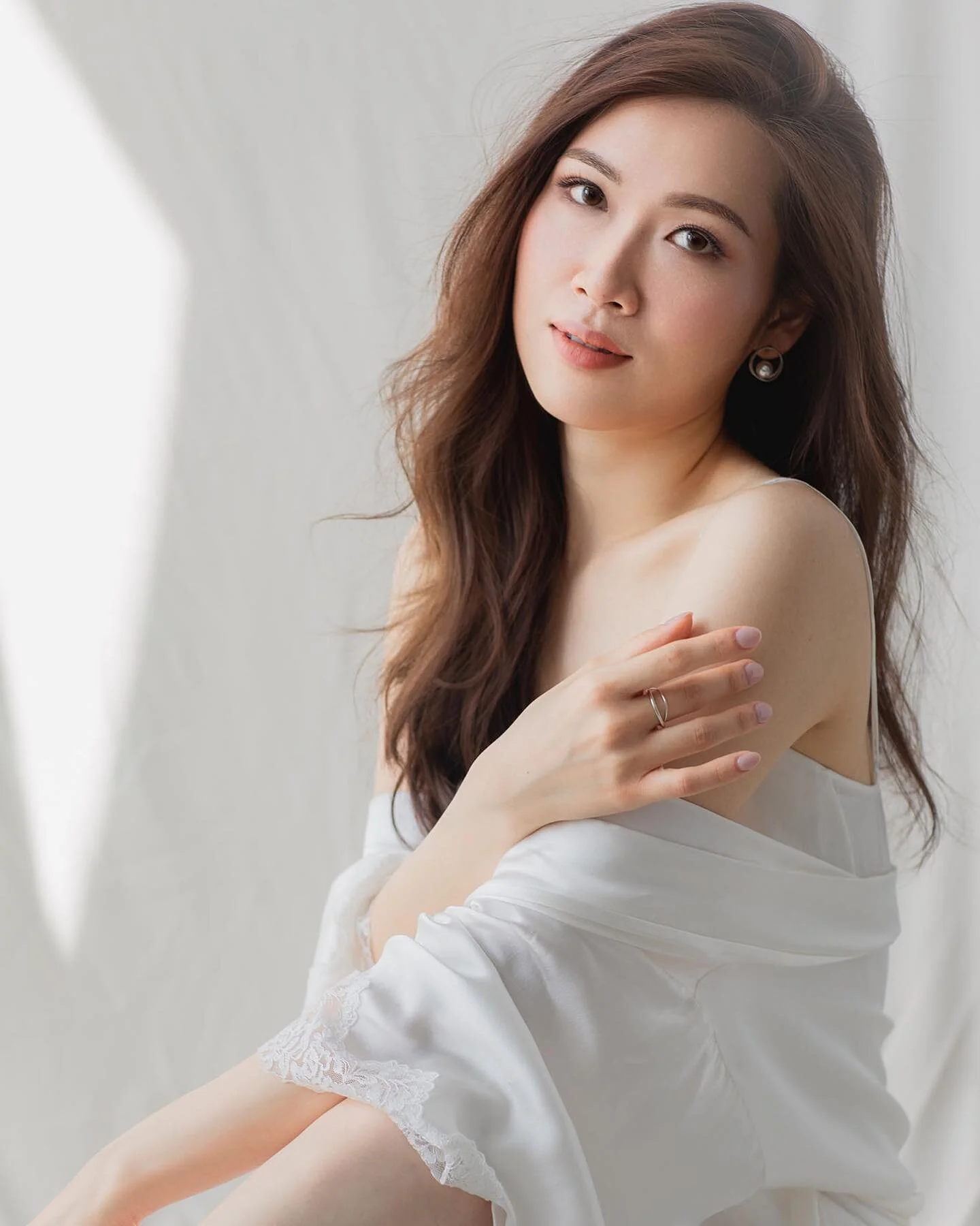 You are who you choose to be ✨
.
.
Portrait session for @jann.ln 
📷 Phoebe @borntoglow_makeup 
💄 Eunice @borntoglow_makeup 
.
.
#studioportrait #portraitphotography #hkphotographer #photoshoot #photographystudio #womenportrait #portraitstudio #fema