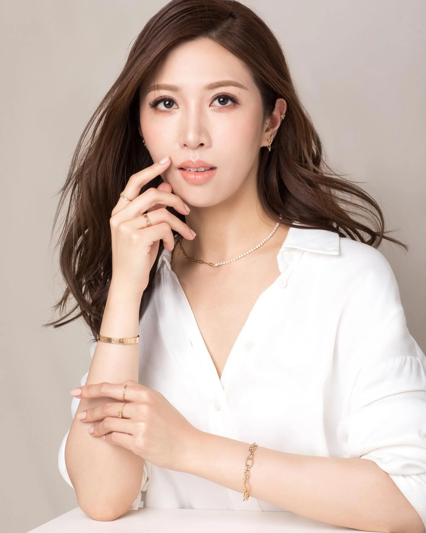 Profile shoot for @itsmelodylc 
.
.
In this shoot we wanted to create a timeless and elegant look that is fresh, modern and airy, inspired by Mel&rsquo;s vibes ✨
.
.
📷 Phoebe @team_misshilarychan 
💄 Eunice @borntoglow_makeup 
Jewlery @lescleias @gr