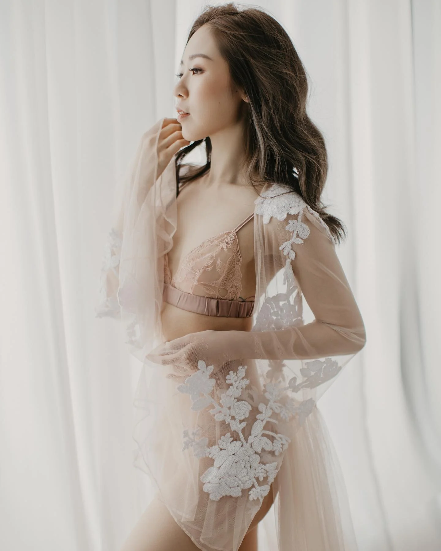 Explore your sensuality with our signature boudoir experience ✨  Simple, beautiful imagery for documenting your beauty 📷
.
.
Beauty @hungivy 
📷 Bobo @team_misshilarychan 
💄 Ally @borntoglow_makeup 
.
.
#boudoirshoot #boudoirphotographer #sensualit