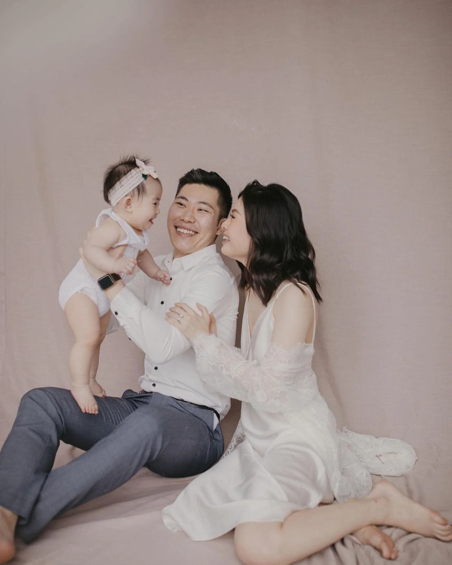 Creating beautiful memories with you 🧡 
.
.
Beautiful family @kylau_natalie 
📷 Bobo @team_misshilarychan 
💄 Sam @borntoglow_makeup 
.
.
#familyshoot #hongkongfamilyphotographer #familyportrait #familyportraitstudio #babyphotography #familylove #fa