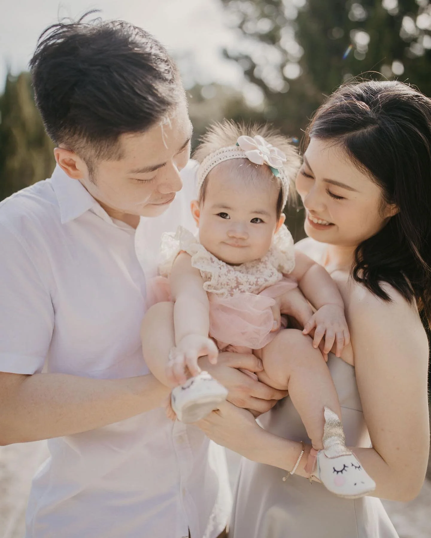 Creating beautiful memories with you 🧡 
.
.
Beautiful family @kylau_natalie 
📷 Bobo @team_misshilarychan 
💄 Sam @borntoglow_makeup 
.
.
#familyshoot #hongkongfamilyphotographer #familyportrait #familyportraitstudio #babyphotography #familylove #fa