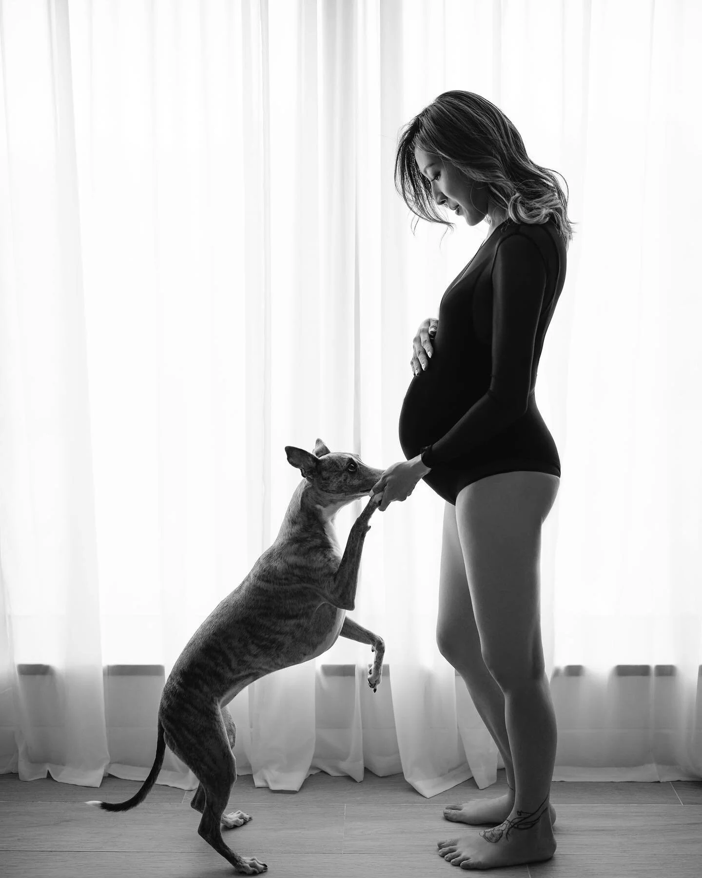 Super chic @mignonyuan 🖤 
.
.
📷 Bobo @team_misshilarychan 
💄 Mei @borntoglow_makeup 
.
.
#maternityshoot #maternityphotos #maternityphotography #chicmoms #pregnancyphotoshoot #studiomaternityshoot #stylistmaternityshoot #chicandedgystyle #pregnanc
