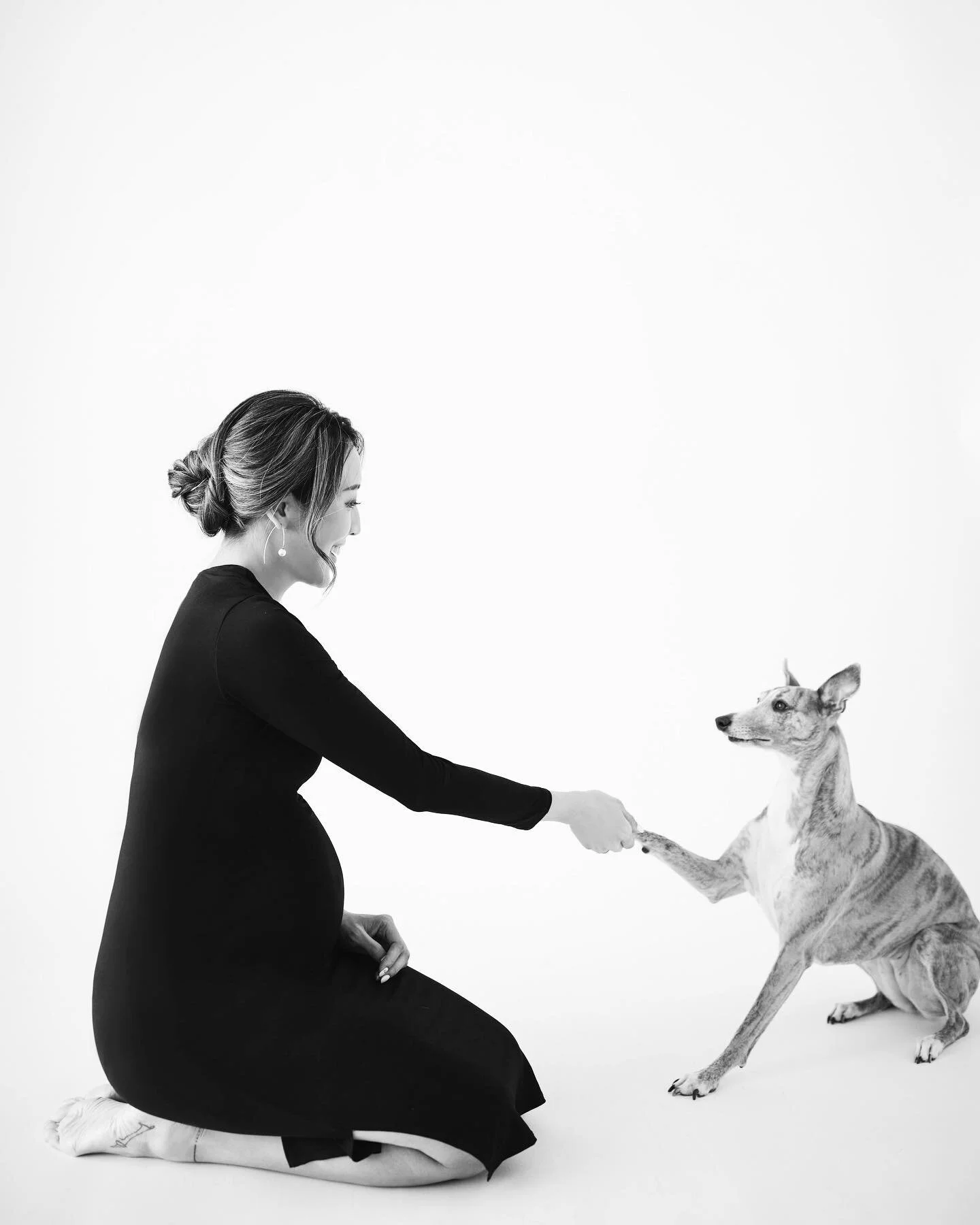 Super chic @mignonyuan 🖤 
.
.
📷 Bobo @team_misshilarychan 
💄 Mei @borntoglow_makeup 
.
.
#maternityshoot #maternityphotos #maternityphotography #chicmoms #pregnancyphotoshoot #studiomaternityshoot #stylistmaternityshoot #chicandedgystyle #pregnanc