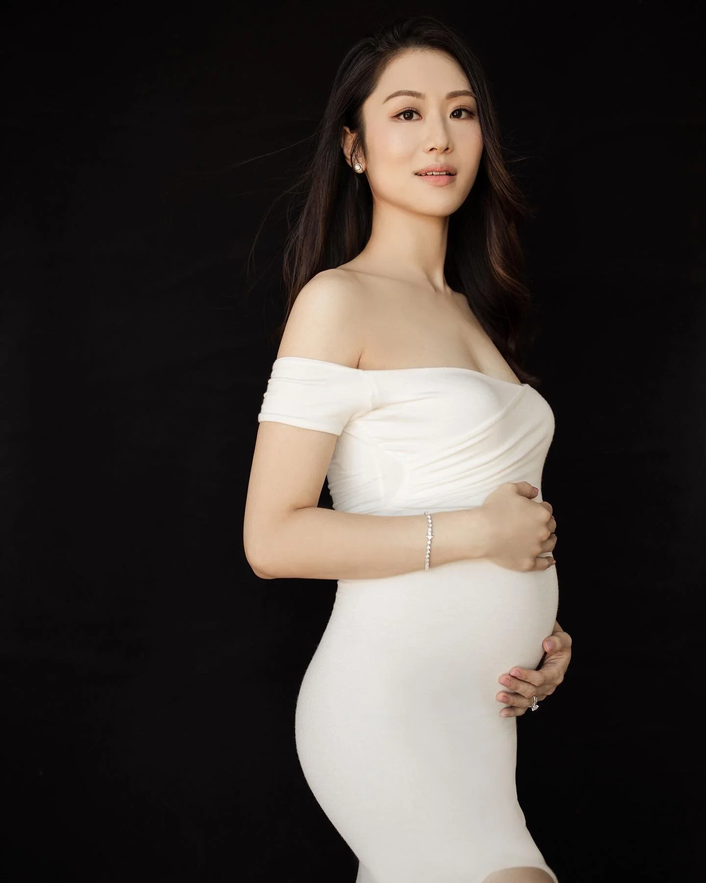 Gorgeous @_dannic_ ✨ 
.
.
📷 Bobo @team_misshilarychan 
💄 Sam @borntoglow_makeup
.
.
#maternity #maternityphotoshoot #momtobe #maternityshoothk #maternityshootideas #team_misshilarychan #pregnancyphotoshoot #pregnancyphoto #photoshootstudio #elegant