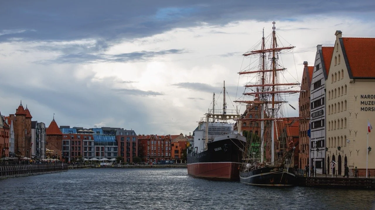A photo of the Gdansk City centre showing Motlawa river