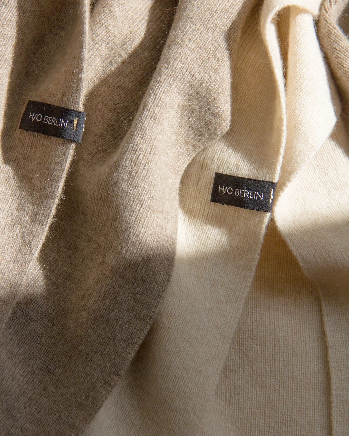 From the softest tans to the deepest brown, stunning array of browns,  straight from the heart of nature. @hoberlin_
Our 100% Mongolian cashmere scarves in natural colour, measuring 200x25cm. It's the perfect accessory for both men and women, offerin