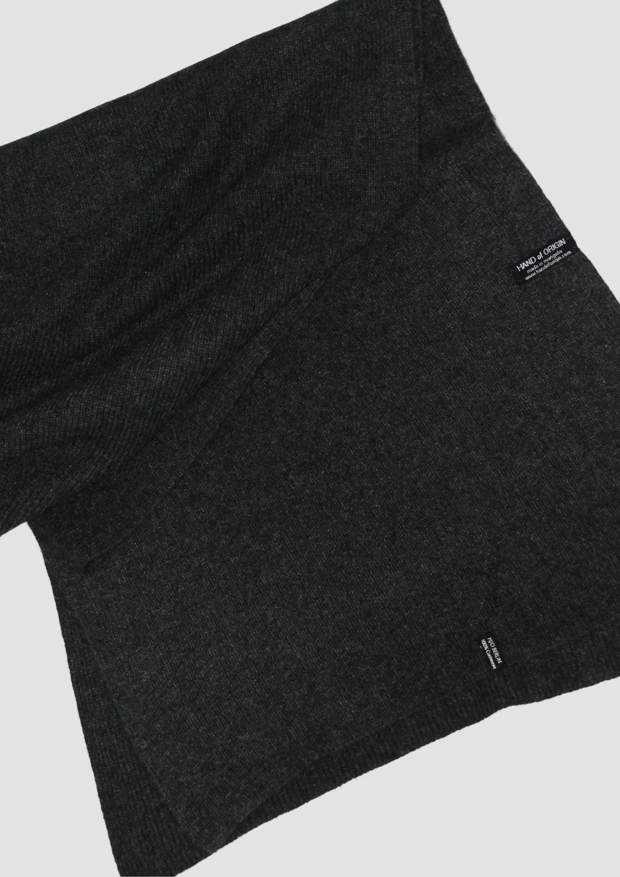 Shop a 100% Mongolian cashmere oversized scarf in anthracite. Ultra-soft, lightweight and warm ribbed knit. Designed in Berlin and made in Mongolia by Hand of Origin.