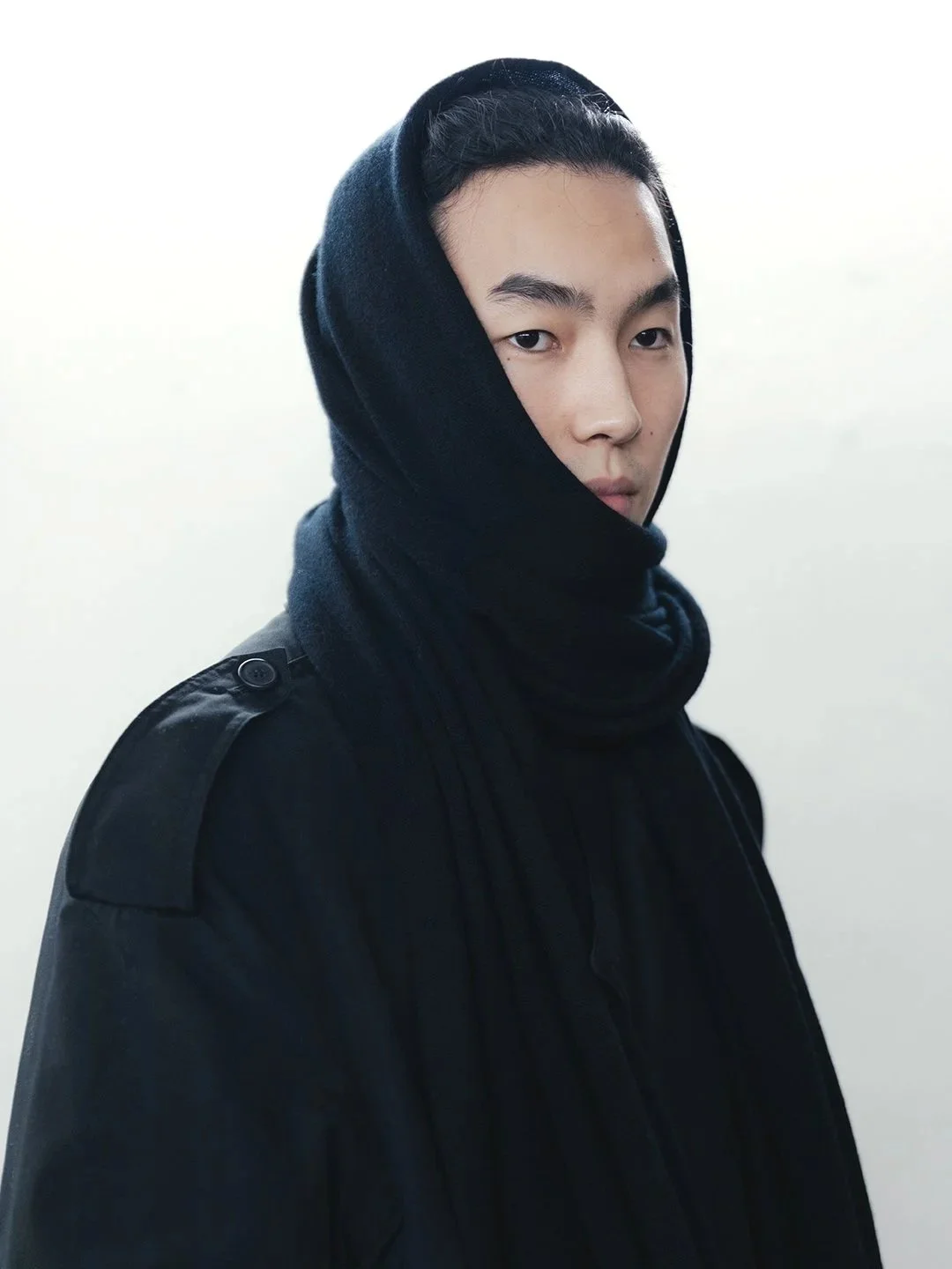 Shop a 100% Mongolian cashmere oversized scarf in navy. Ultra-soft, lightweight and warm fine knit. Designed in Berlin and made in Mongolia by Hand of Origin.