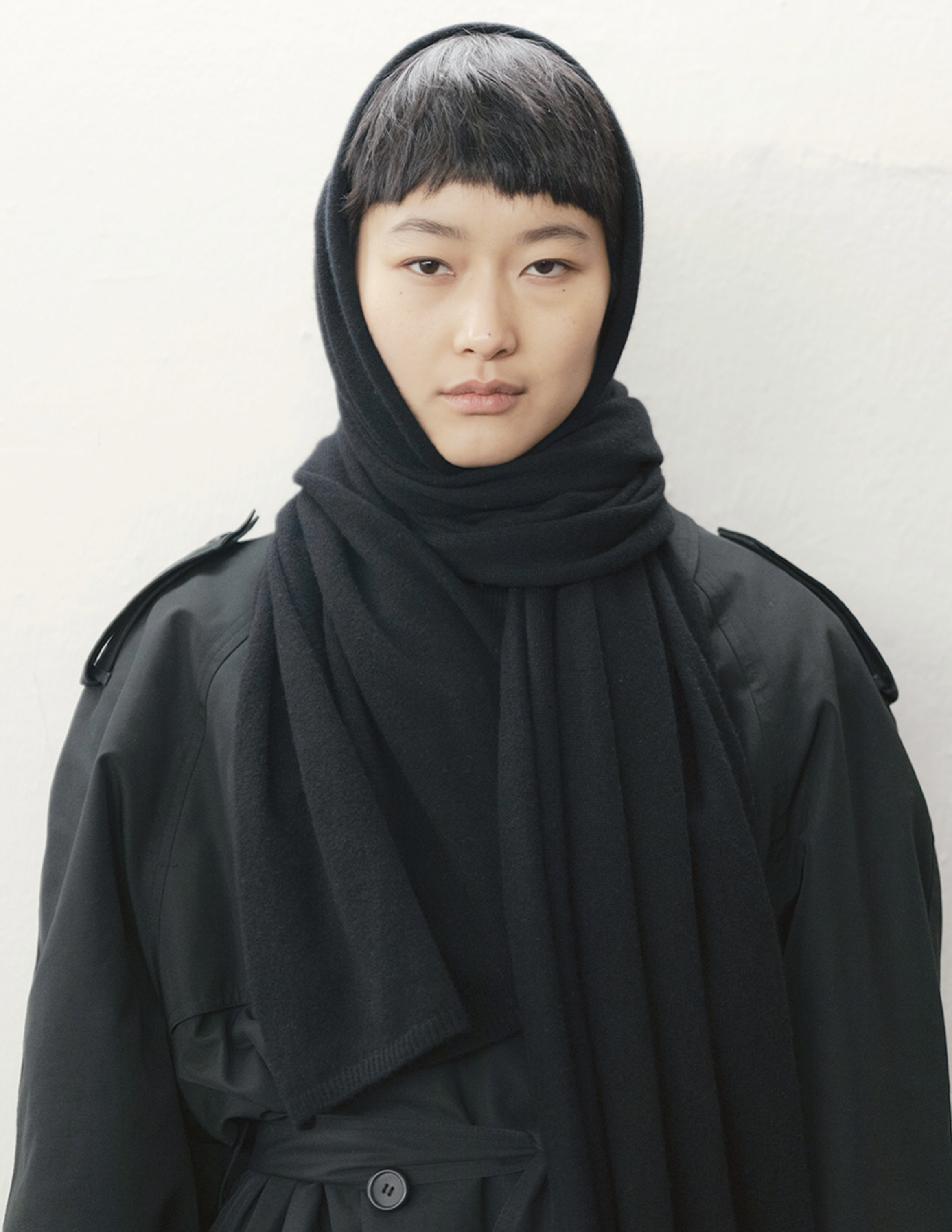 Shop a 100% Mongolian cashmere oversized scarf in black. Ultra-soft, lightweight and warm fine knit. Designed in Berlin and made in Mongolia by Hand of Origin.