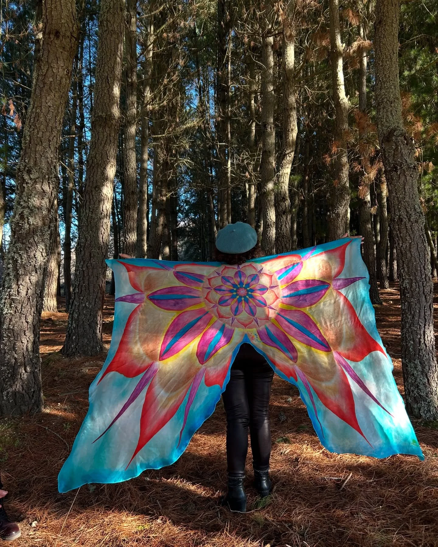 ✨ LAS ALAS QUE NOS RECUERDAN QUI&Eacute;NES SOMOS ✨
Cada par de alas que ves aqu&iacute; no es solo seda&hellip;
Es un portal.
Un s&iacute;mbolo ancestral que en el inconsciente colectivo representa libertad, protecci&oacute;n y conexi&oacute;n con l