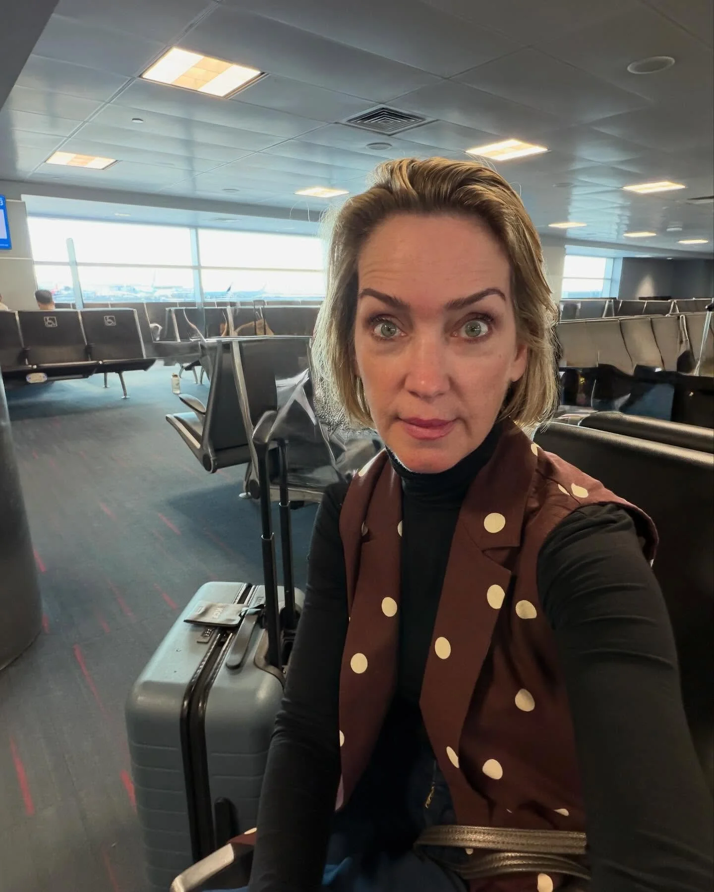 POV: You’re prioritizing heavy lifting and mainlining protein like you’re getting paid to eat it BUT the MADCAP RUN through the airport reminds you that you’ve neglected your kegels and pelvic floor exercises!! 🏃‍♀️ 
Happiness