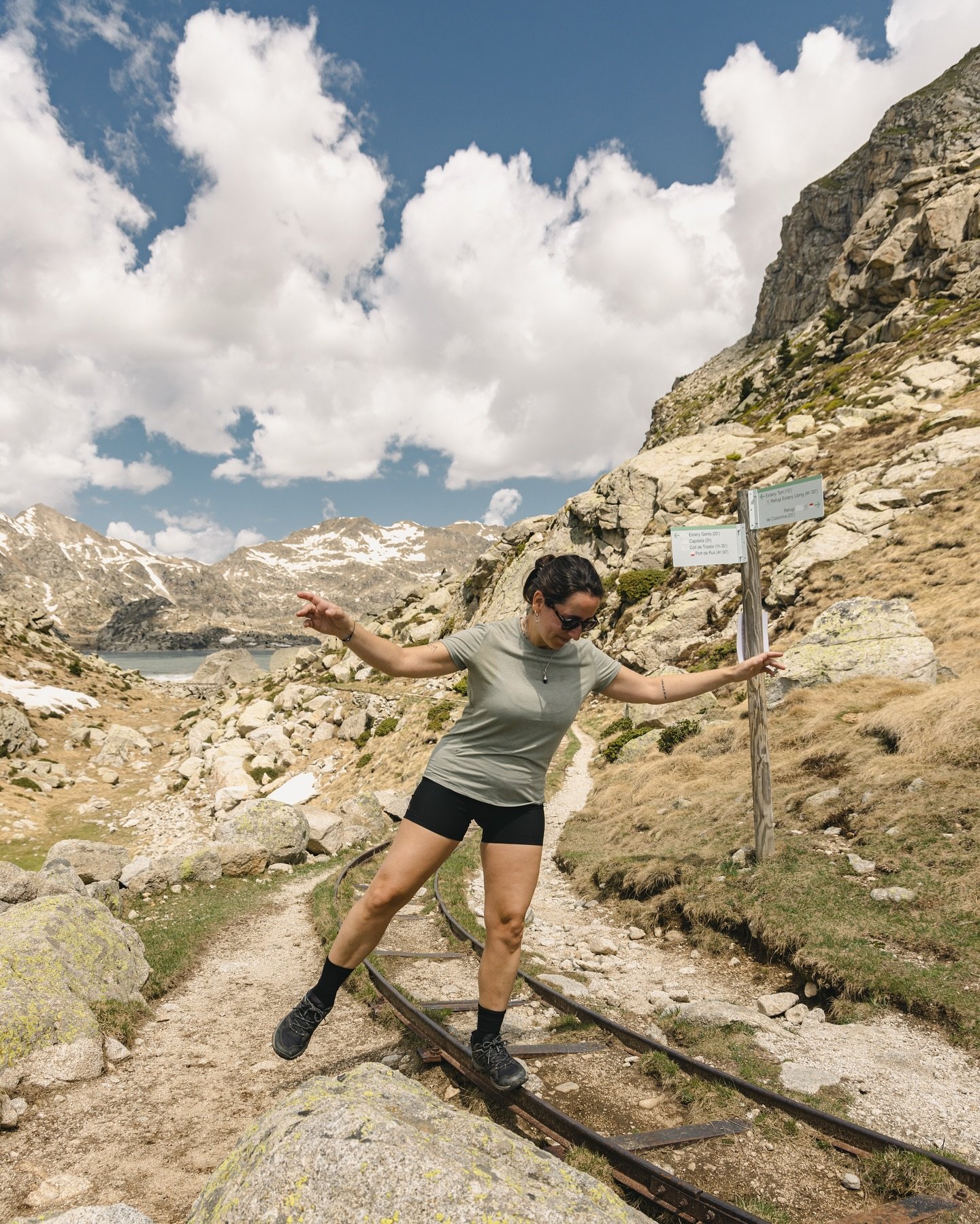Fueron casi 20 km de caminata y m&aacute;s de 900 metros de desnivel, con esas antiguas v&iacute;as de ferrocarril que enmarcan el recorrido y le dan una fuerza visual alucinante. Pasamos por Estany Gento y Estany Tort, hasta llegar al refugio de La 