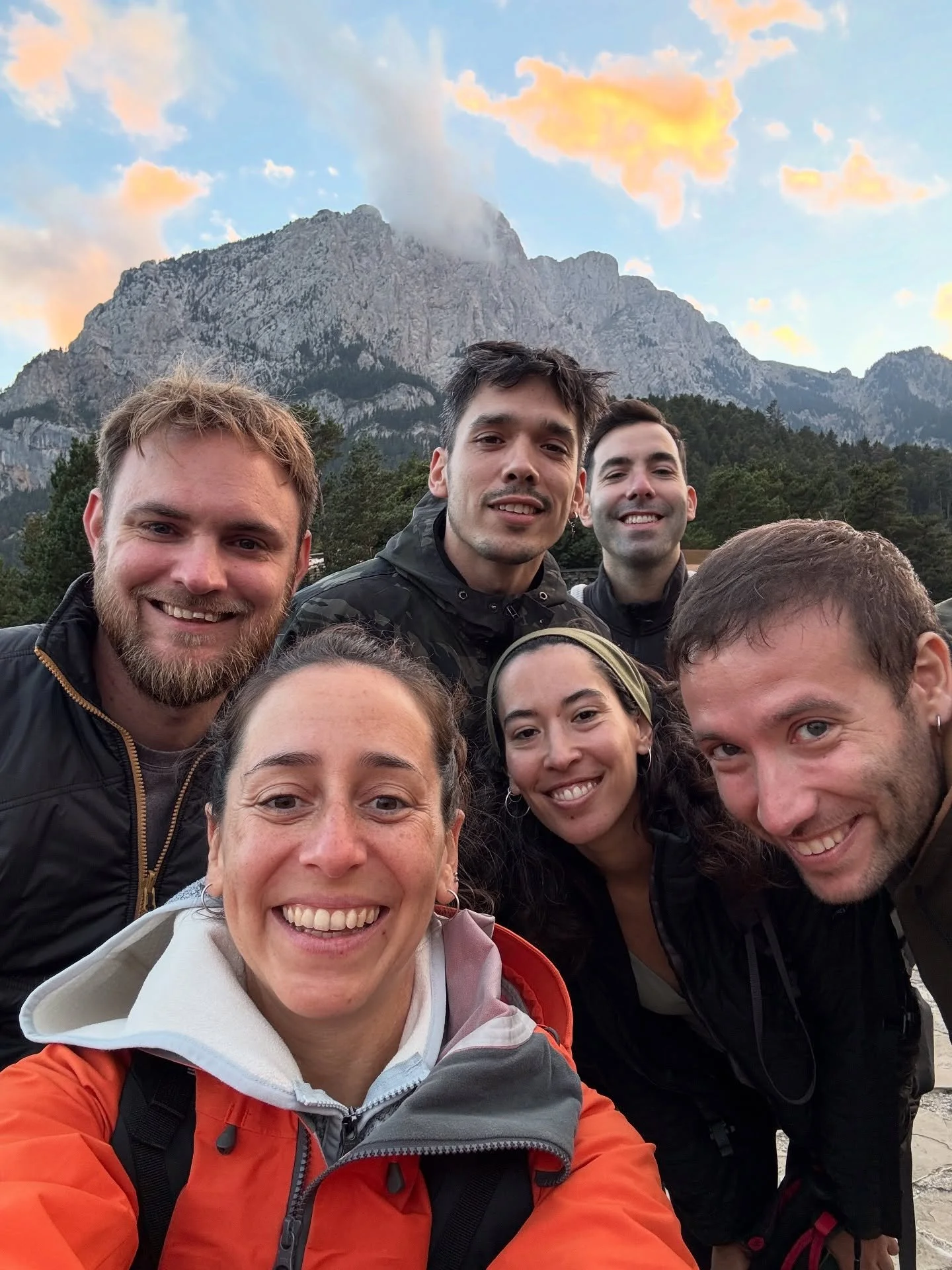 Este s&aacute;bado subimos al Pedraforca (2.506 m), monta&ntilde;a m&iacute;tica de Catalunya en el Parque Natural Cad&iacute;-Moixer&oacute;.

Partimos desde el Mirador del Gresolet, una ruta de unos 8 km y cerca de 1.000 m de desnivel positivo: pen