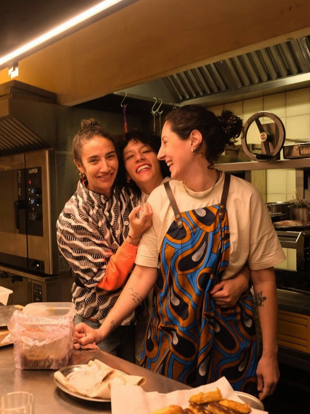 Se mueven en la cocina casi como en una danza. Me hubiera quedado horas mir&aacute;ndolas hacer eso que tanto disfrutan. 

Comida rica + buena gente + pop up en Girona = una tarde a pura gozadera

Y qu&eacute; lindo volver a agarrar una c&aacute;mara