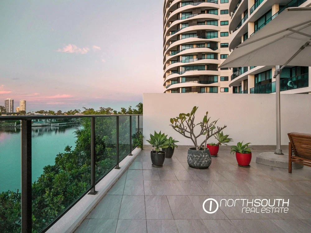 Outdoor balcony living space in properties for sale at Harbourside Biggera Waters