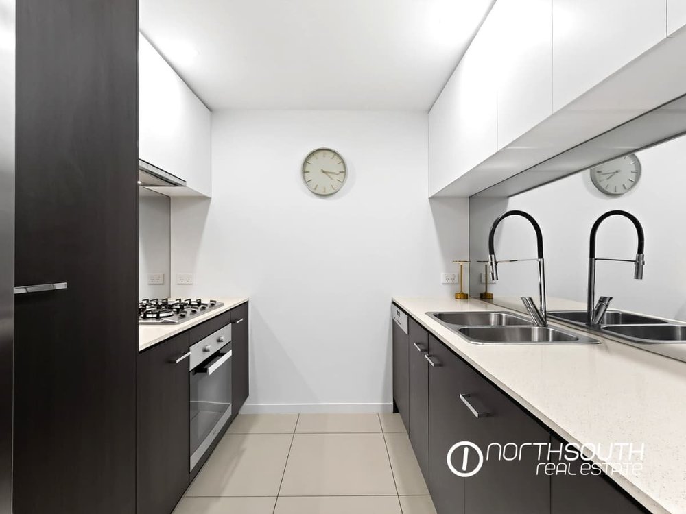 Fully furnished apartment kitchen at 2202 25 East Quay Drive Biggera Waters