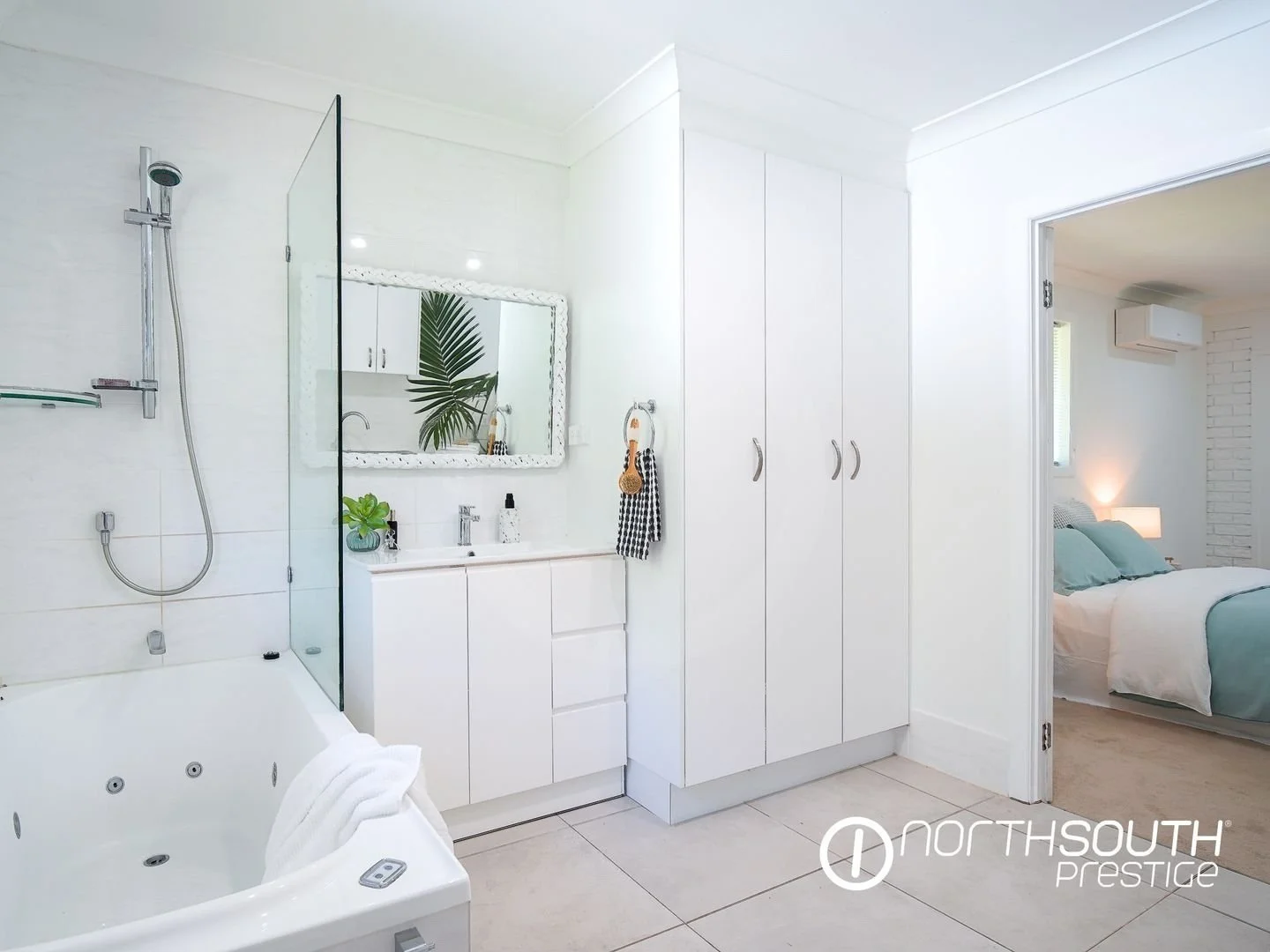 Master bathroom at properties for sale northern nsw nobbys creek 100 acres.