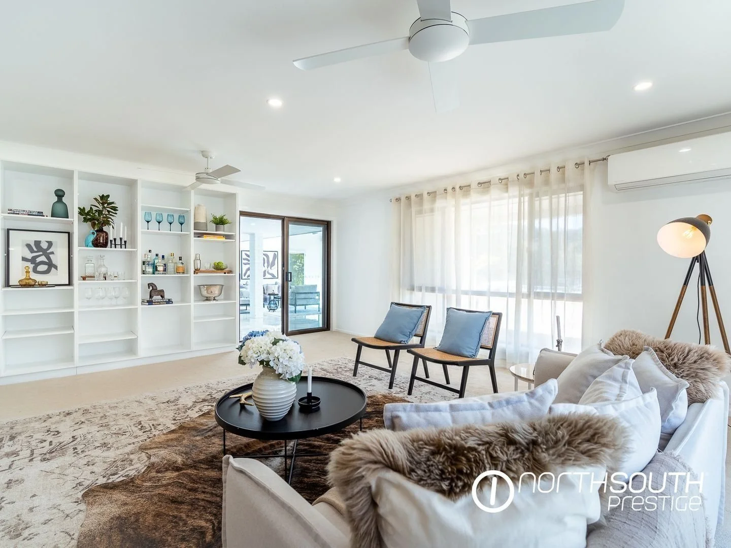 Lounge room at properties for sale northern nsw nobbys creek 100 acres.