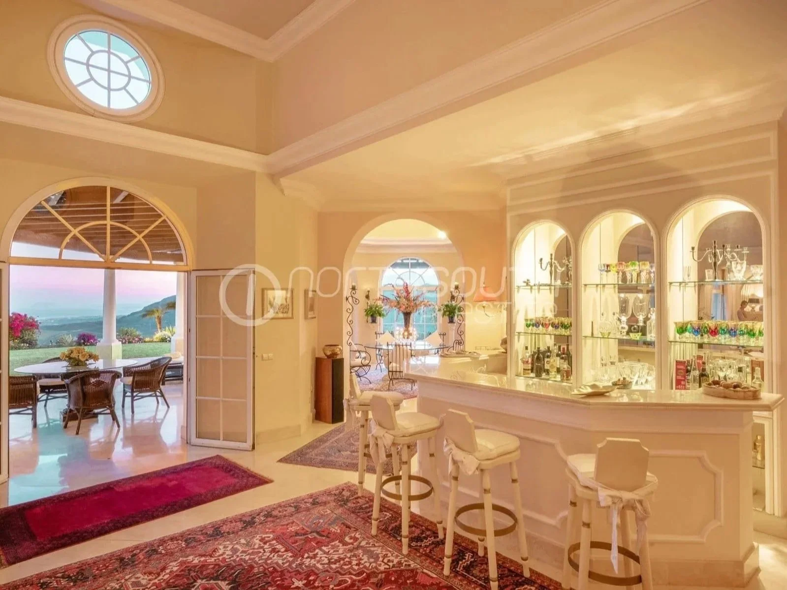 cocktail-bar-alfresco-flow-twilight-luxury-villas-in-marbella-spain.jpg