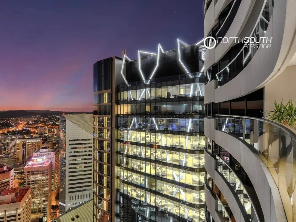 Riparian Plaza tower rising over the Brisbane River in Brisbane City.