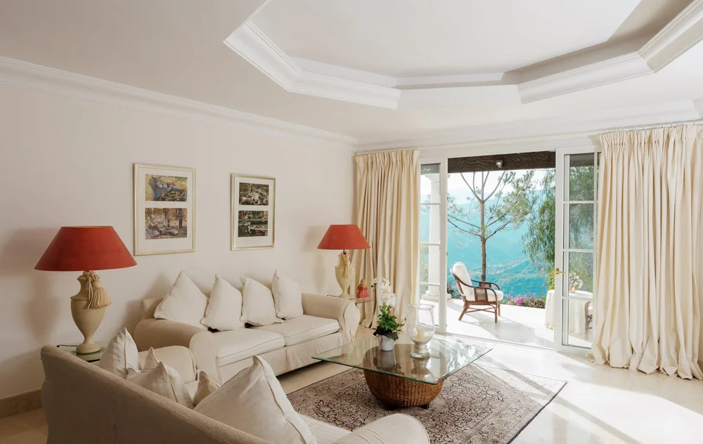 Suite d’invités de la villa à Marbella, en Espagne, dont les larges baies offrent une vue saisissante sur la mer et les montagnes alentour.