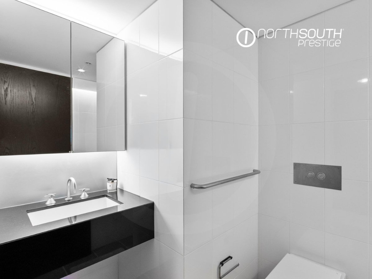 Second ensuite bathroom with granite benchtop, bathtub and shower - Brisbane properties for sale Riparian Plaza apartment 4903 