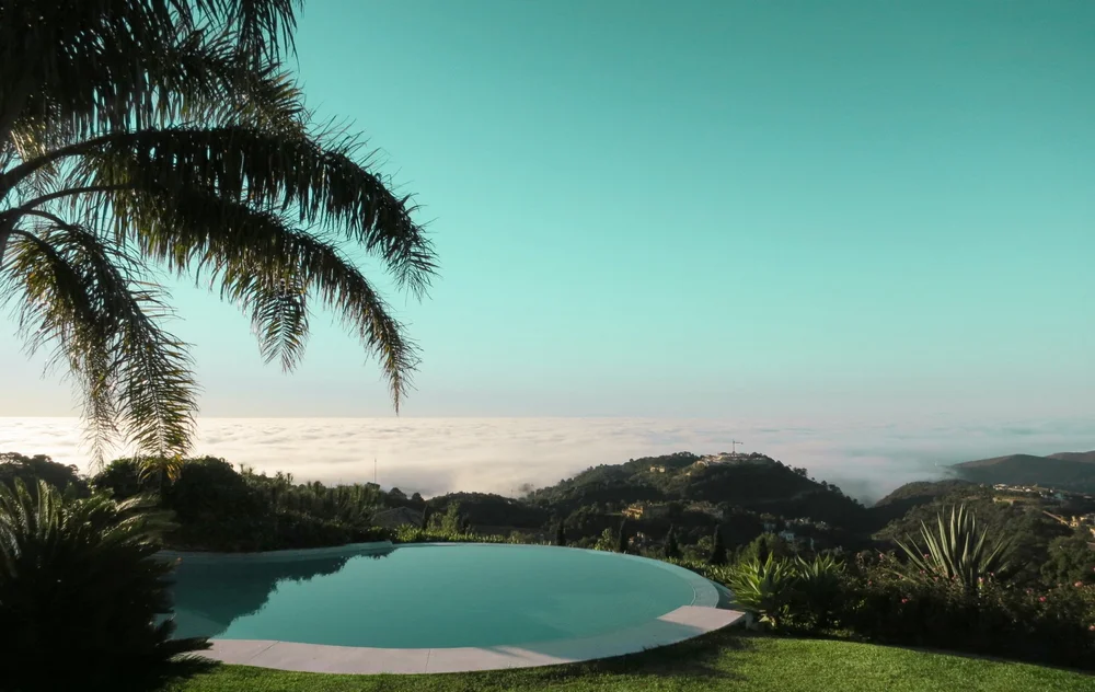 Nuages du matin en contrebas de la piscine à débordement de la villa.