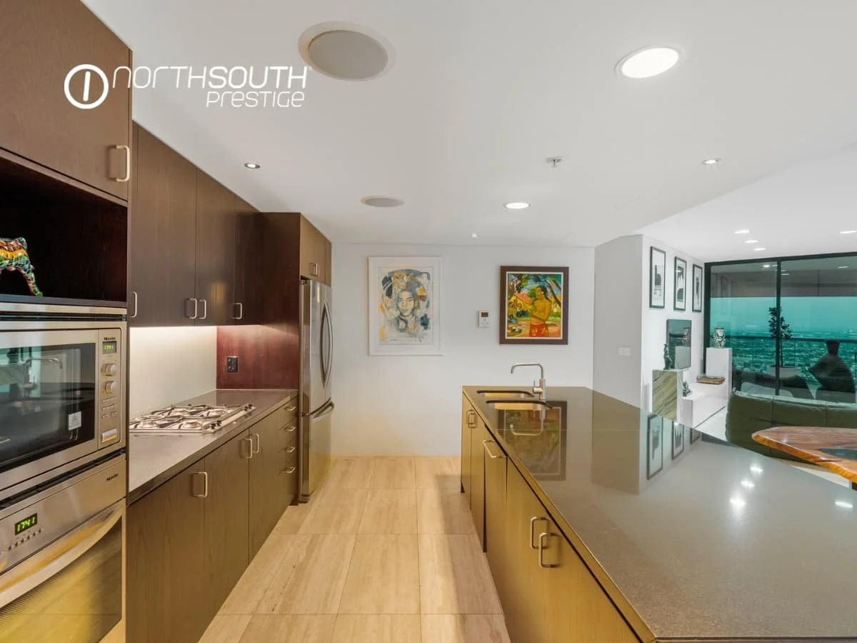 Kitchen with gas stovetop and granite benchtop – Brisbane properties for sale Riparian Plaza apartment 5002 