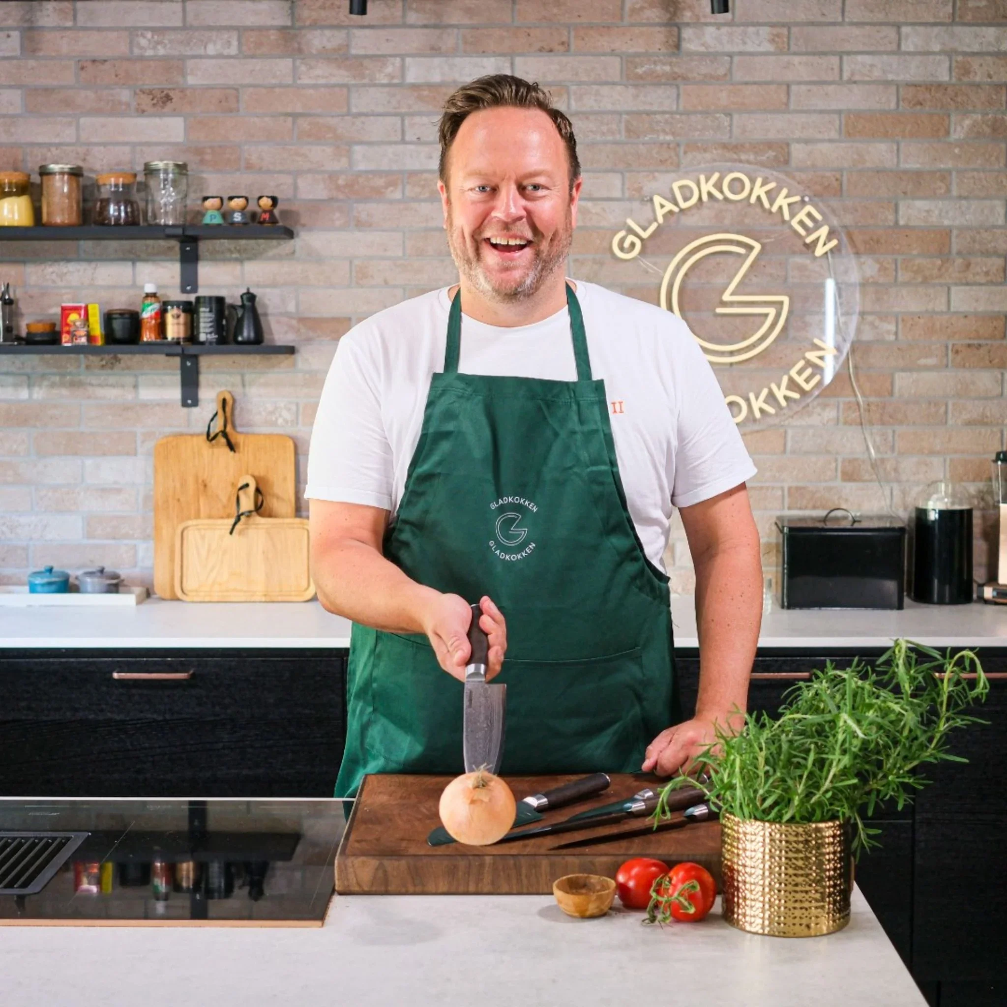 Gladkokken stiller som spiller og sponsor