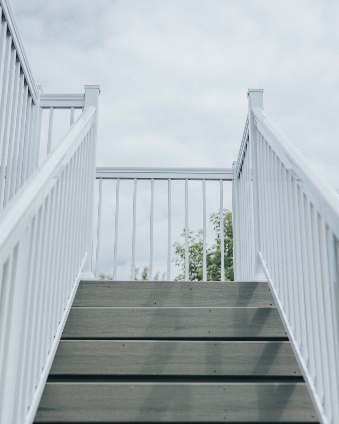 All about those clean lines. /=\ ​​​​​​​​
​​​​​​​​
📸: @ortliebmedia​​​​​​​​
​​​​​​​​
 #donerightdecks #deck #decking #decks #outdoorliving  #kwawesome #wrawesome #kitchenerwaterloo #kitchenerrealestate