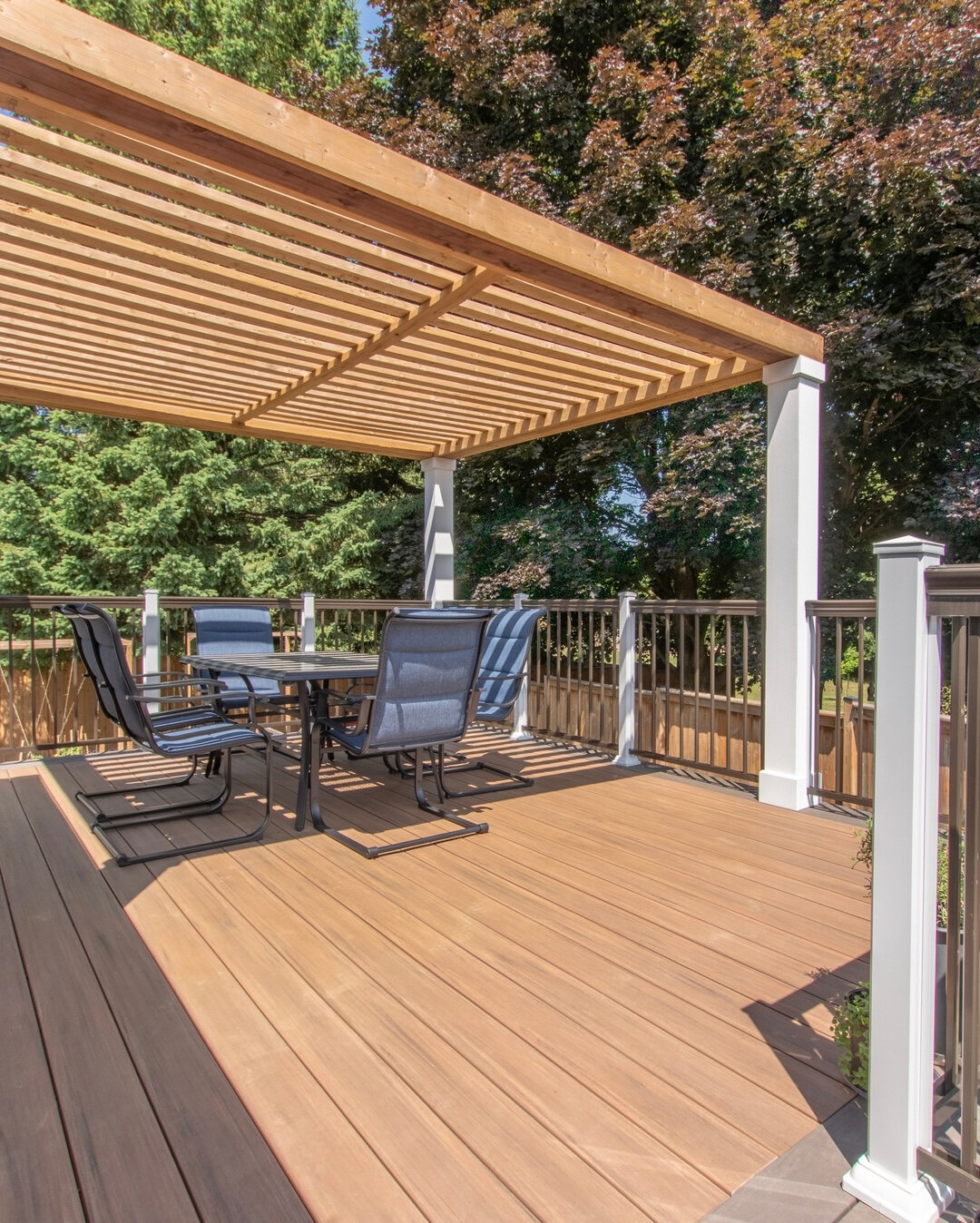 Enjoying the sunny afternoons while they're still holding on this autumn. 🌤️​​​​​​​​
​​​​​​​​
​​​​​​​​
#deck #decking #customdeck #outdoorliving #donerightdecks #kwawesome
