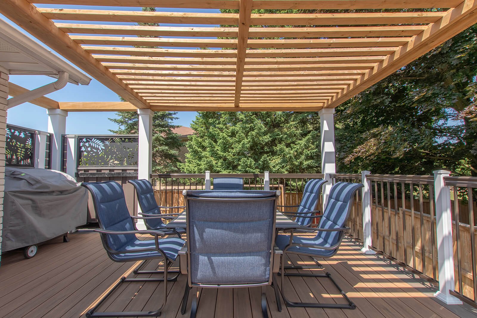 natural wood pergola with white posts in dining area outdoors