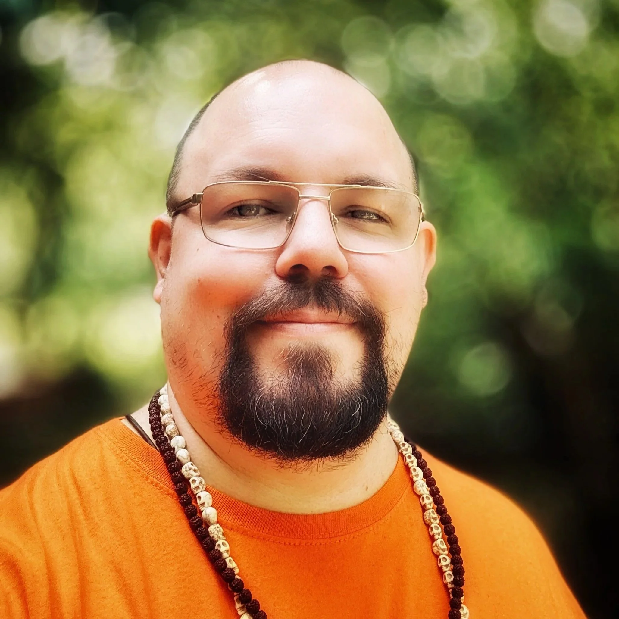 Portraitaufnahme von Tim Oliver Dreyer — Schamane, Mystiker und Visionär aus Niedersachsen, der Menschen auf ihrem spirituellen Weg begleitet