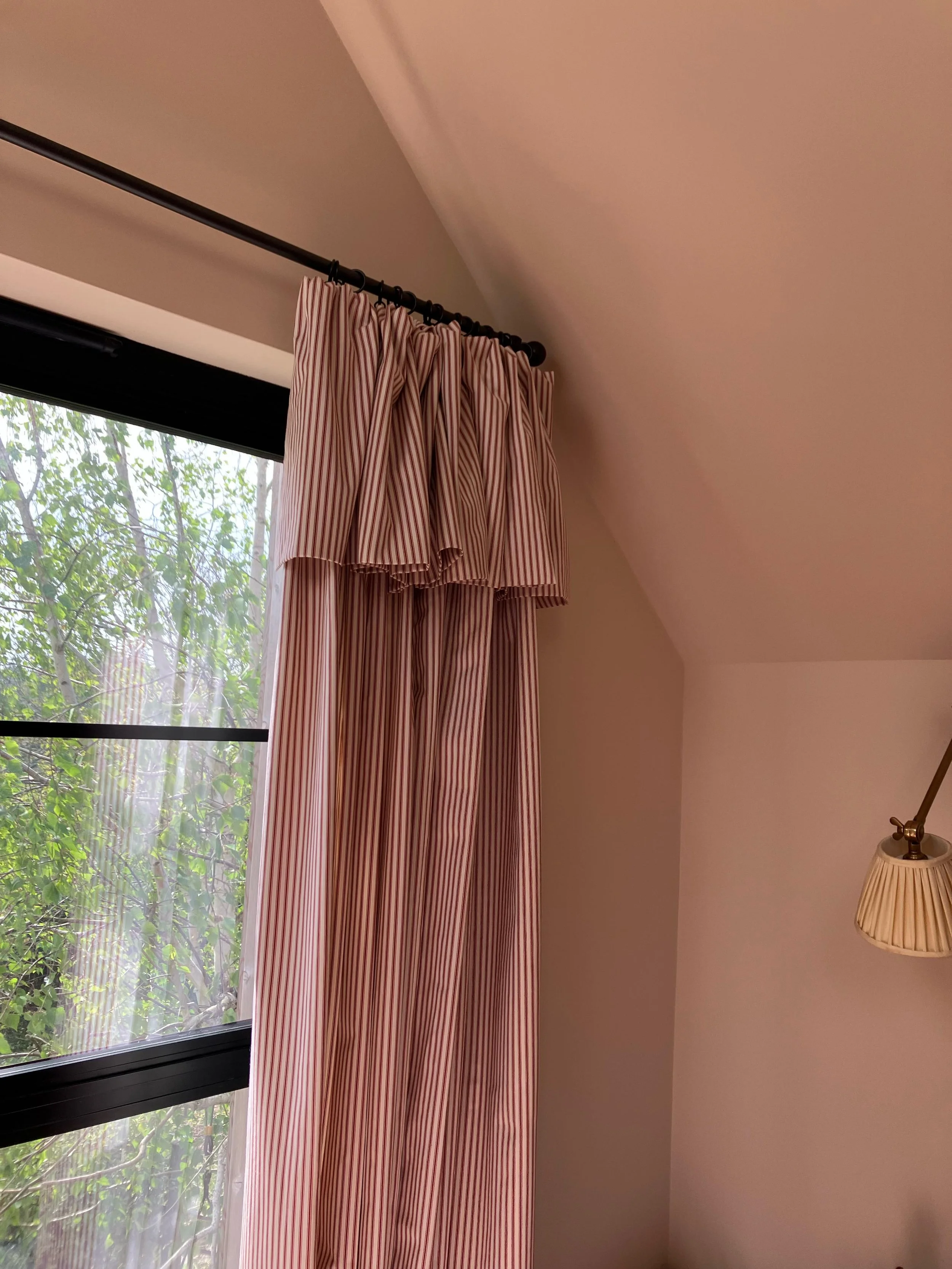 Really lovely seeing these in their rightful place! The client chose beautiful fabric by @ian_mankin and the flop over adds to the calmness of the space.
#flopovercurtains #handmadecurtains #madetomeasurecurtains