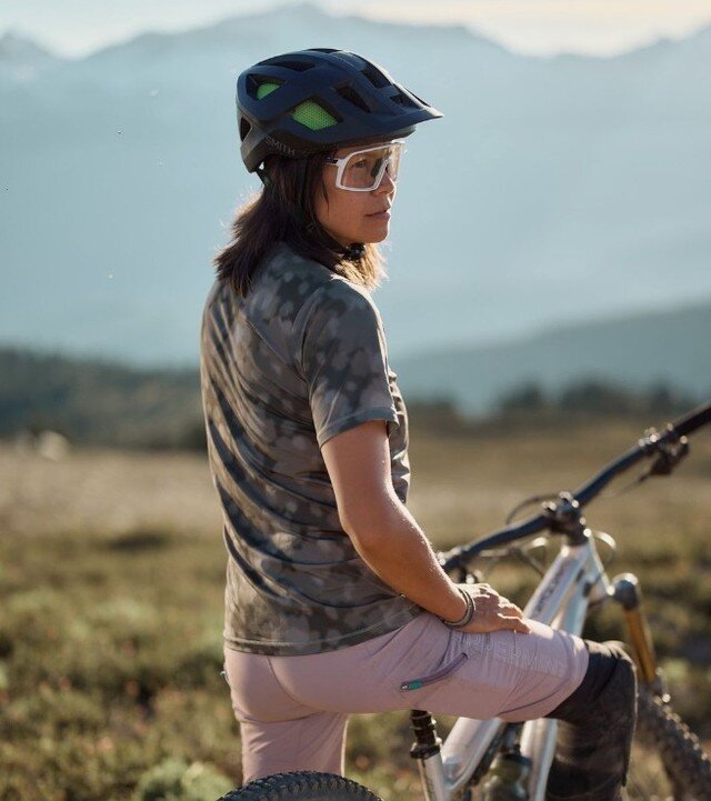 Get ready to turn up the heat and blaze through the mountain trails! 🌞🚵&zwj;♂️ Embrace the summer shred in your Peppermint apparel!

📸 @mason_mashon

#rideandrise #peppermintcycling #breakthepattern #womenscycling #girlswhoride #womenempowerment