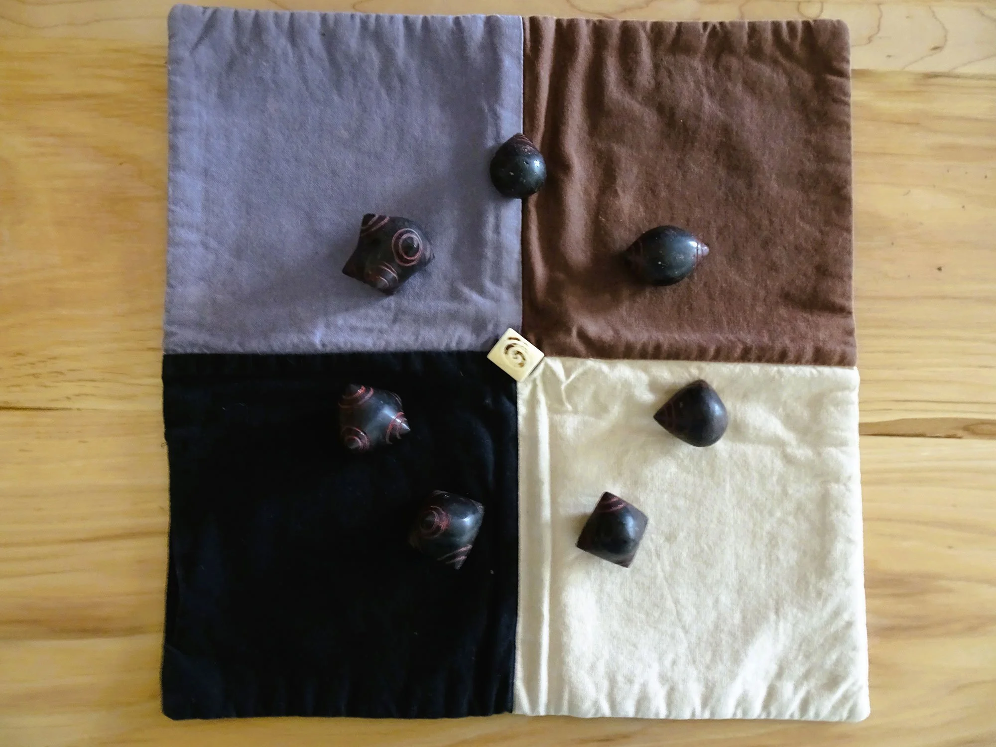 Ñutsa chumpi stones for a Ñusta Karpay Transmissions in a circle on top of a cloth.