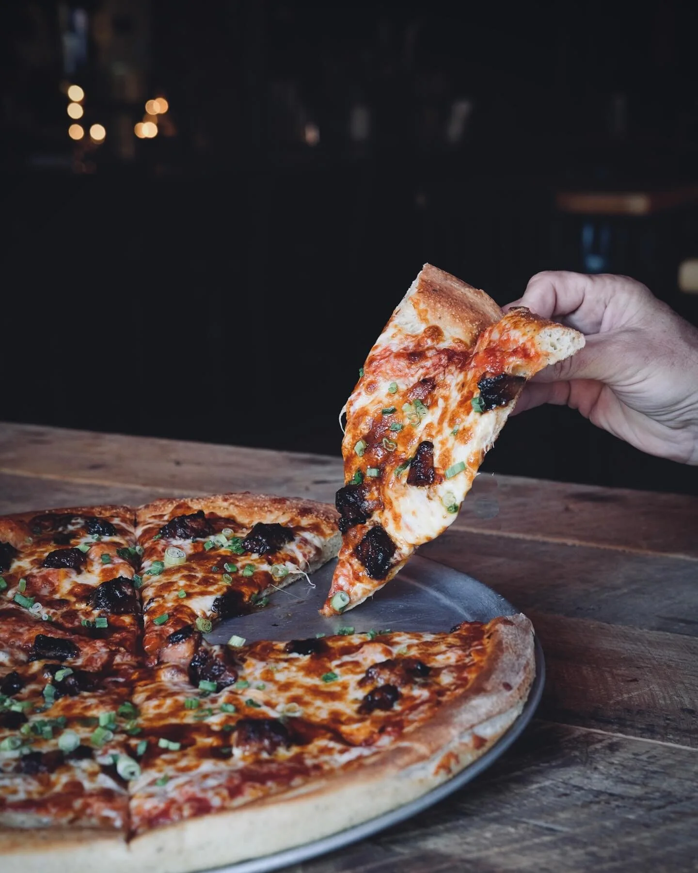 Stay warm out there. Stay warm at the Pie. Our Winter Seasonal Burnt Ends Pizza. A red sauce base topped with pork belly burnt ends, chipotle hot sauce scallions and our three cheese blend.

Smoky goodness.

#portlandpieco #pizza #mainepizza #burnten