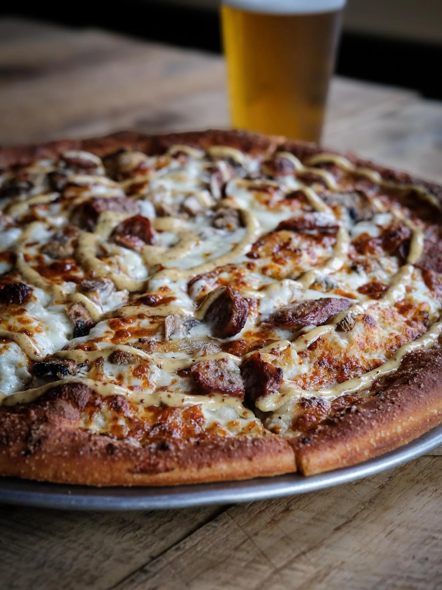 Just in time for the chill. Our Beer-Braised Sausage, Mushroom + Onion Pie. Just one of the tasty new selections from our Fall Seasonal Menu. Eat pizza. Stay warm. Welcome to fall.

#portlandpieco #pizza #mainepizza