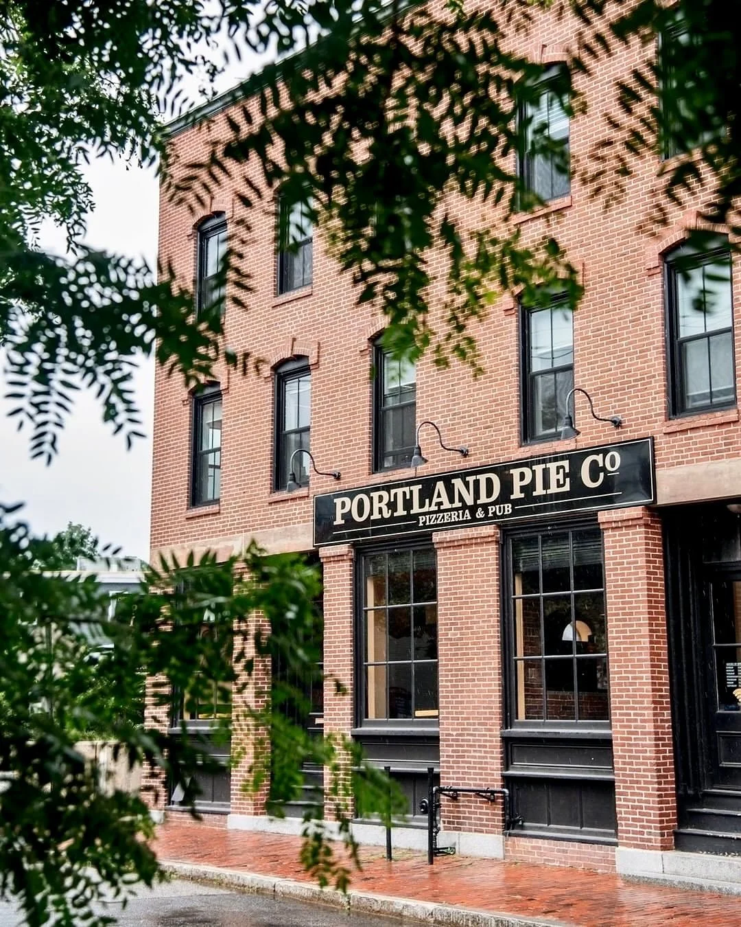 Afternoons at the Pie. No better place to unwind, fill up and enjoy. We&rsquo;ll meet you there.

#portlandpieco #pizza #mainepizza #goodfoodbringspeopletogether