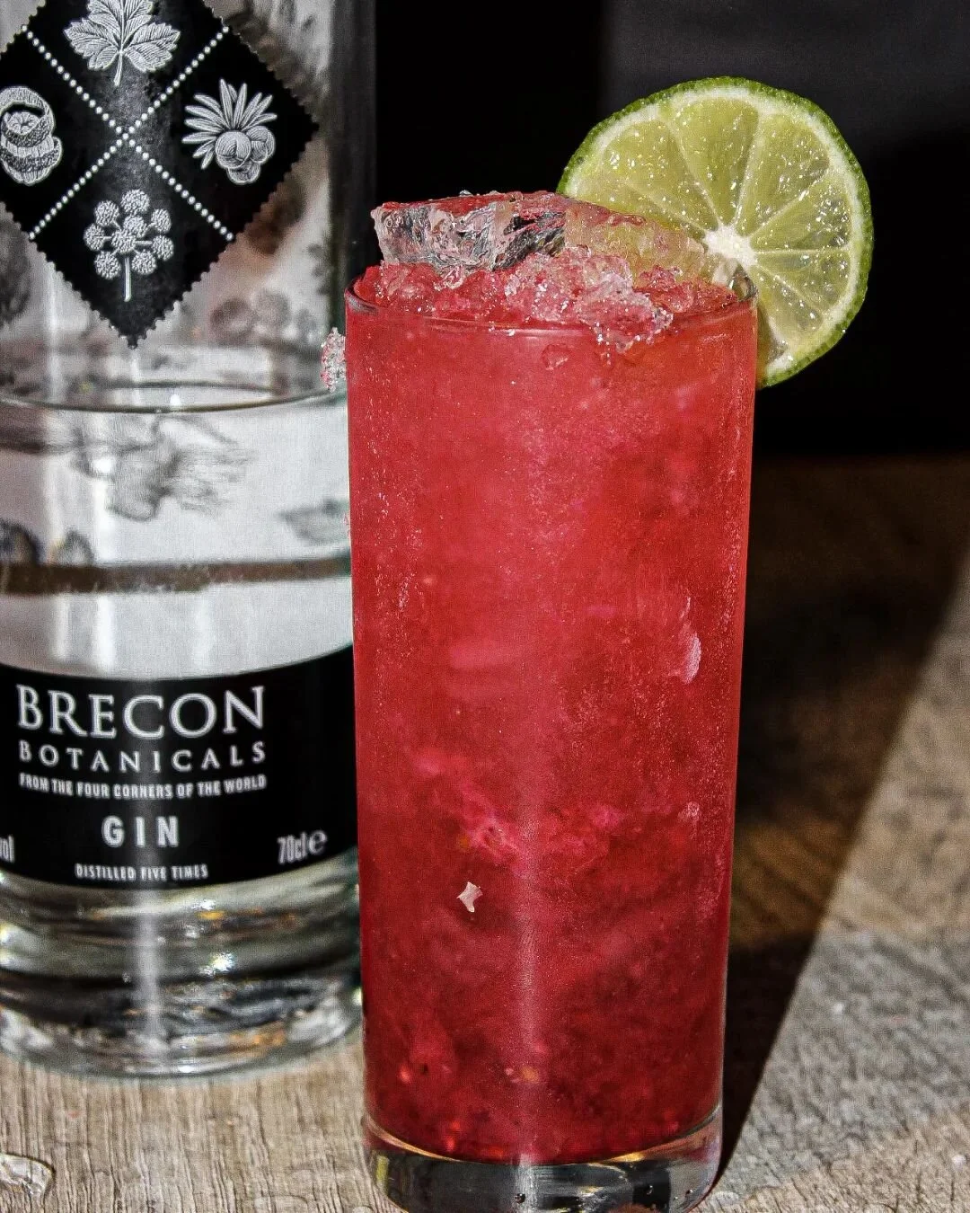 ℱ𝓁ℴ𝓇𝒶𝒹ℴ𝓇𝒶 : 
15𝓂𝓁 𝓈𝒾𝓇ℴ𝓅 𝒹ℯ 𝒸𝒶𝓃𝓃ℯ 
4 𝒻𝓇𝒶𝓂𝒷ℴ𝒾𝓈ℯ𝓈 
22.5𝓂𝓁 𝒿𝓊𝓈 𝒹ℯ 𝒸𝒾𝓉𝓇ℴ𝓃
60𝓂𝓁 𝒹ℯ ℊ𝒾𝓃 
Mettre le tout dans un shaker et écraser légèrement les framboises. Ajouter de la glace pilée et s