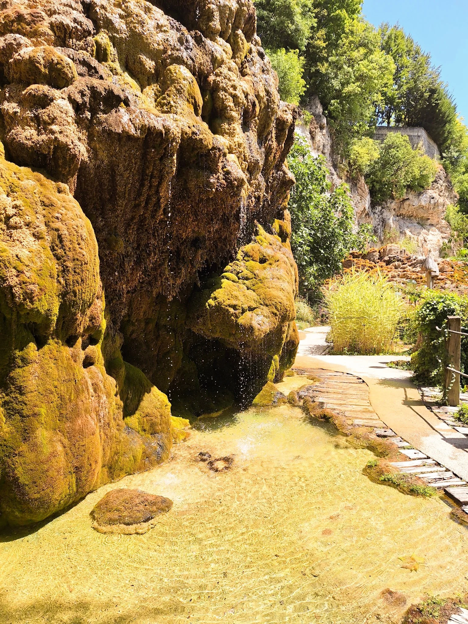 fontaines pétrifiantes en auvergne rhones alpes