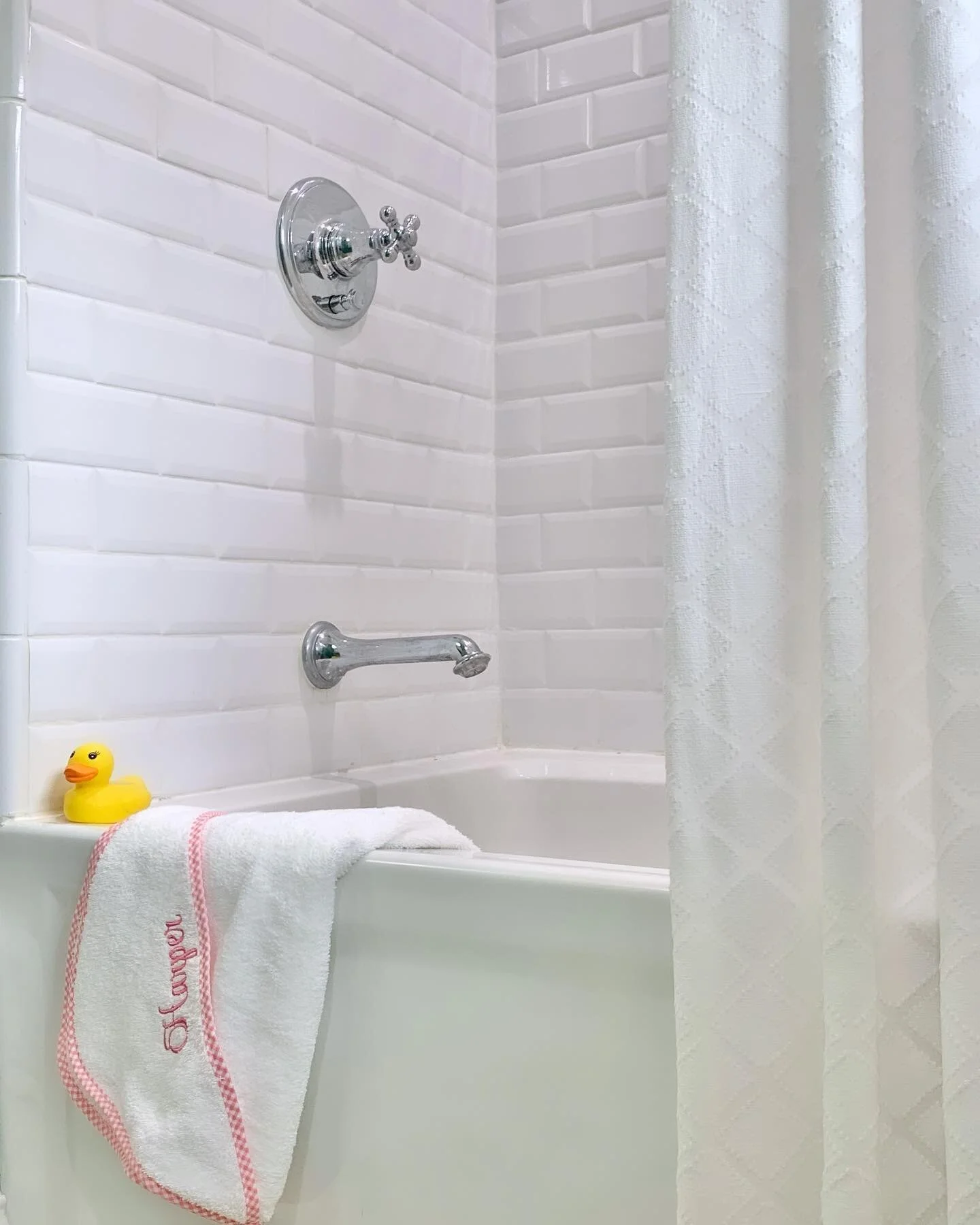 worth your tile 🫧
.
.
.
#harperbelleinteriors #beforeandafter #interiordesign #traditionalhome #bathroomrenovation #bathroominspiration