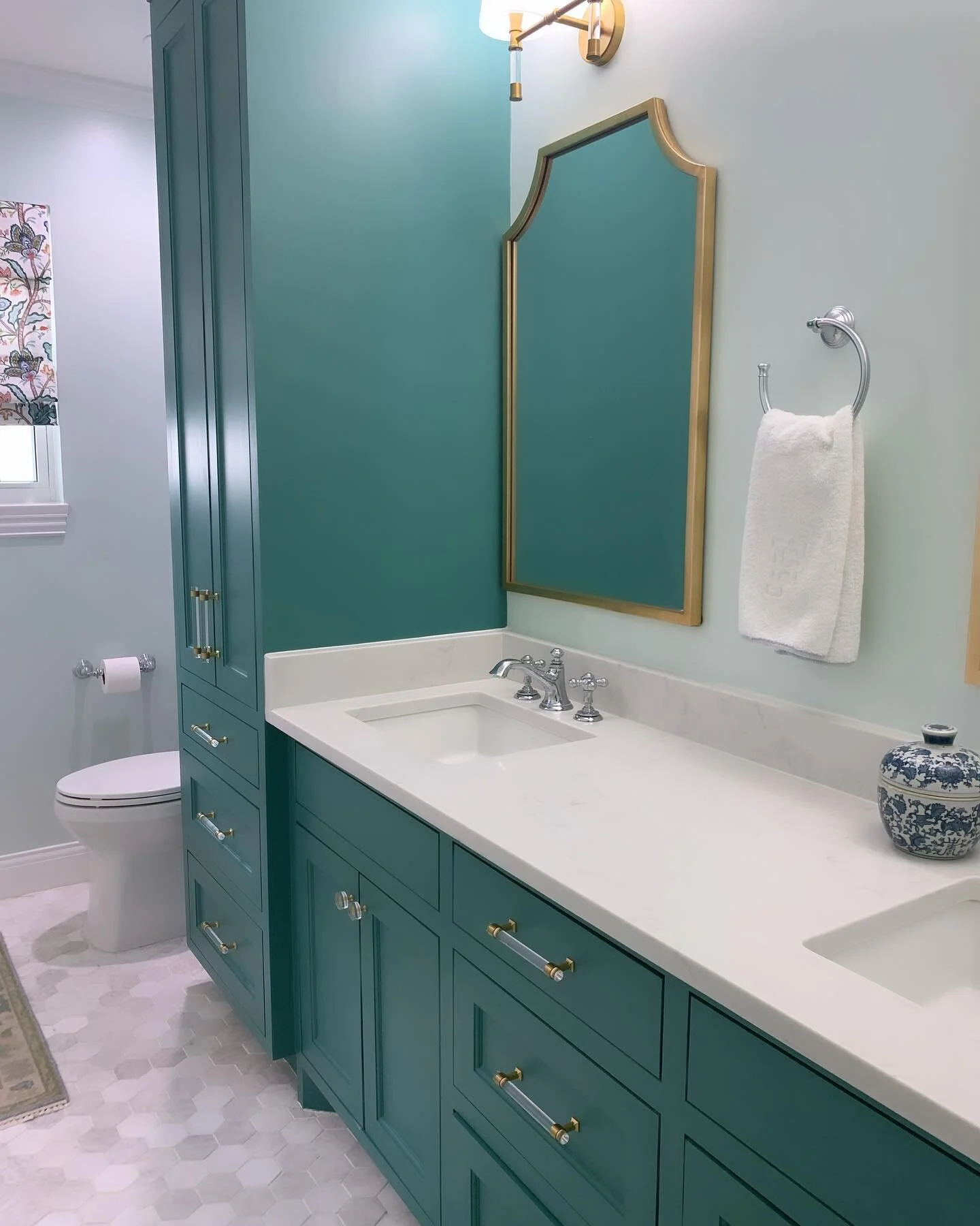 Monday Makeover ✨Swipe to see the before ➡️
.
.
.
#interior #interiordesign #traditionalhome #bathroomremodel #beforeandafter #beforeafter