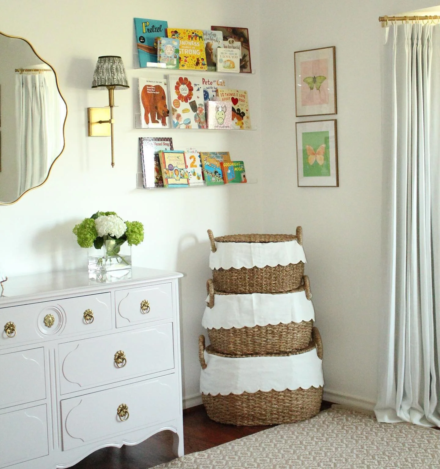 it&rsquo;s all in the darling details 🎀🦋
.
.
.
Design by @harperbelleinteriors 

#interiordesign #dallasdesign #dallasdesigners #nursery #nurserydecor #southernliving