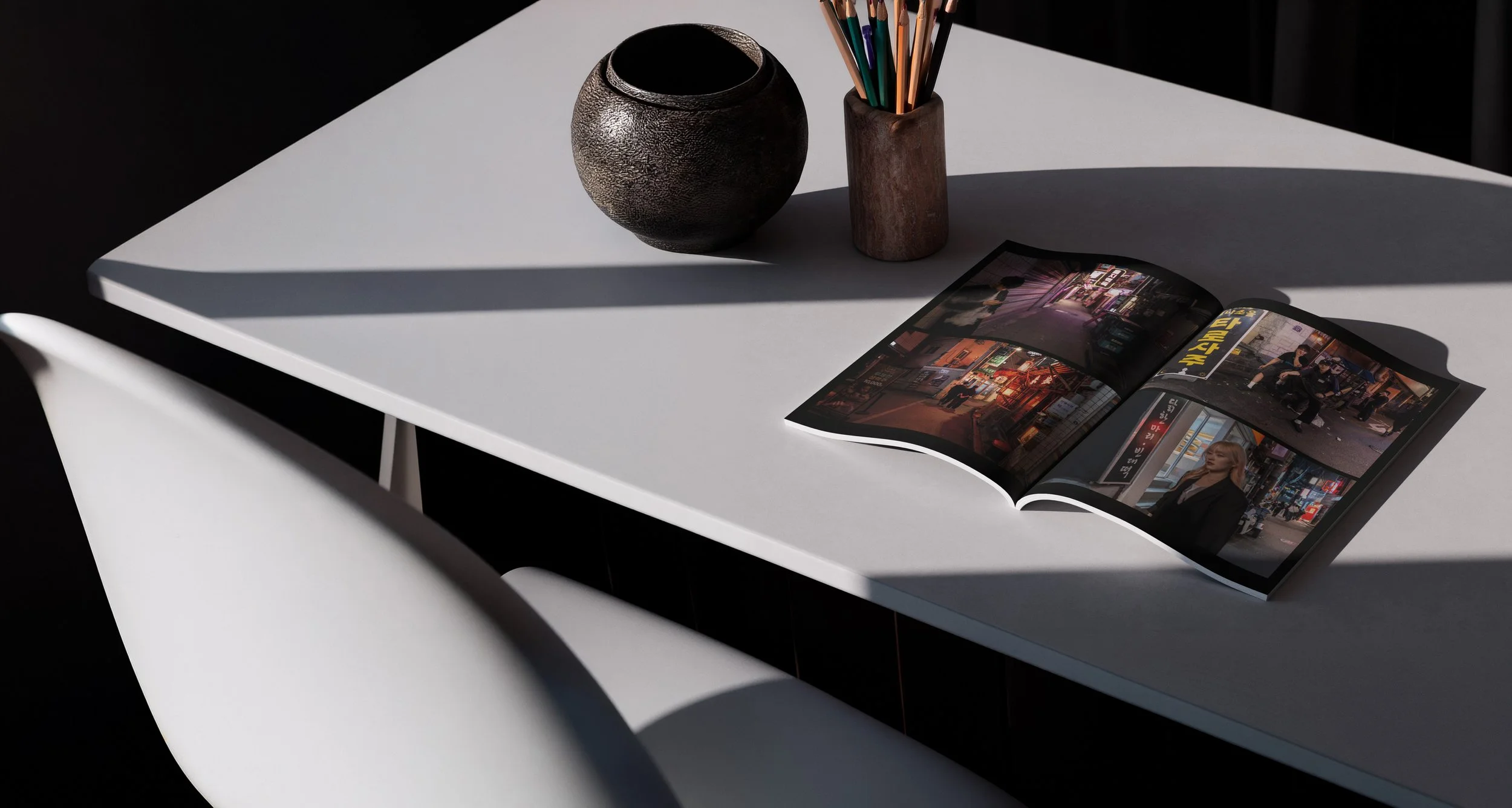 GrandTour Magazine adagiato su un tavolo, con un portapenne ed un vaso
