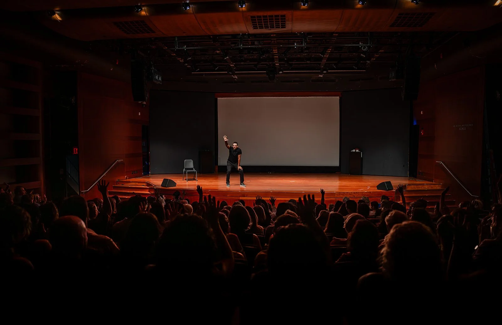 Ari_el Statchel_Performance_crowdshot_jouvir.jpg