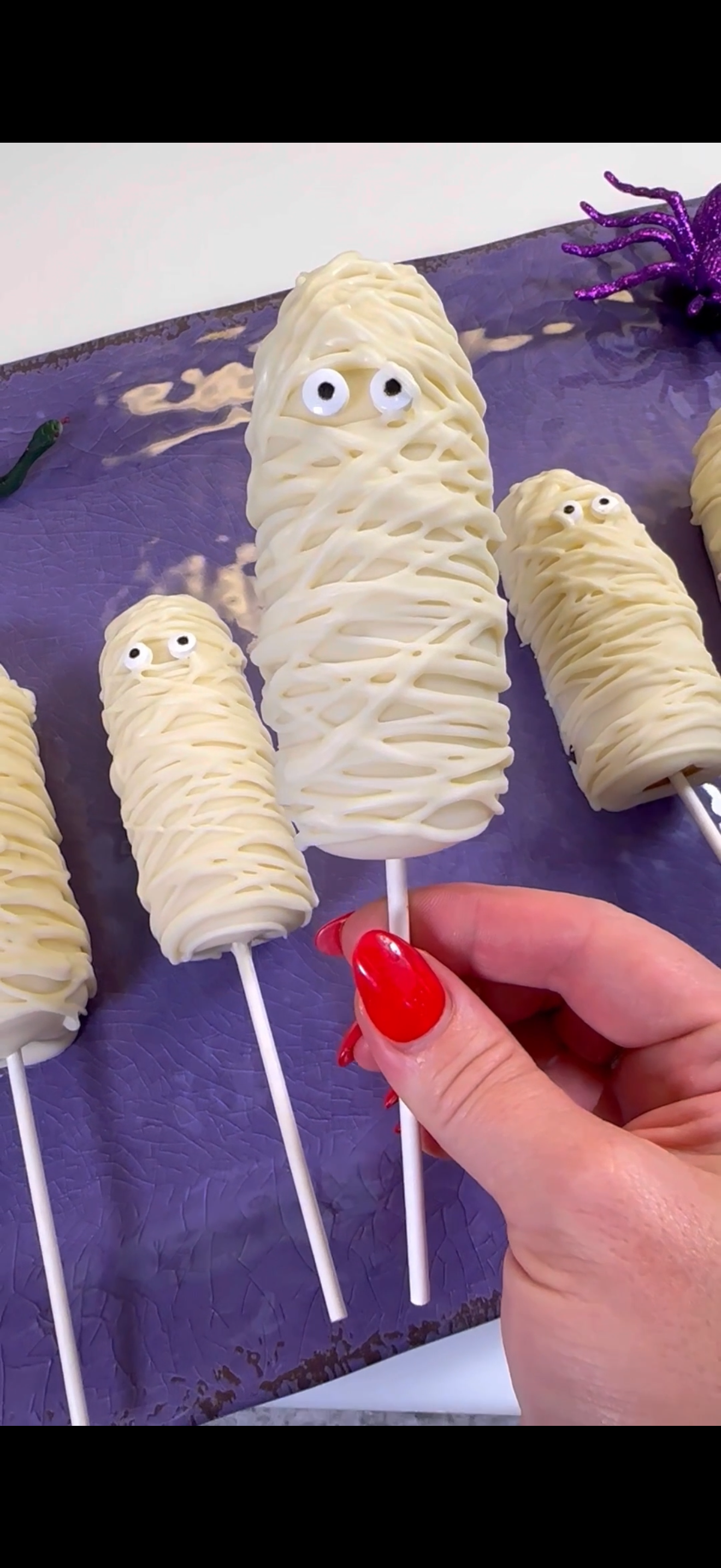 Frozen Banana Mummy Pops 👻
