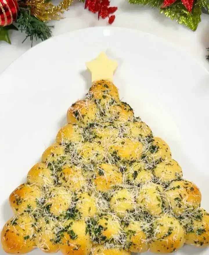Pull-apart Cheese-stuffed Garlic Bread Christmas Tree!