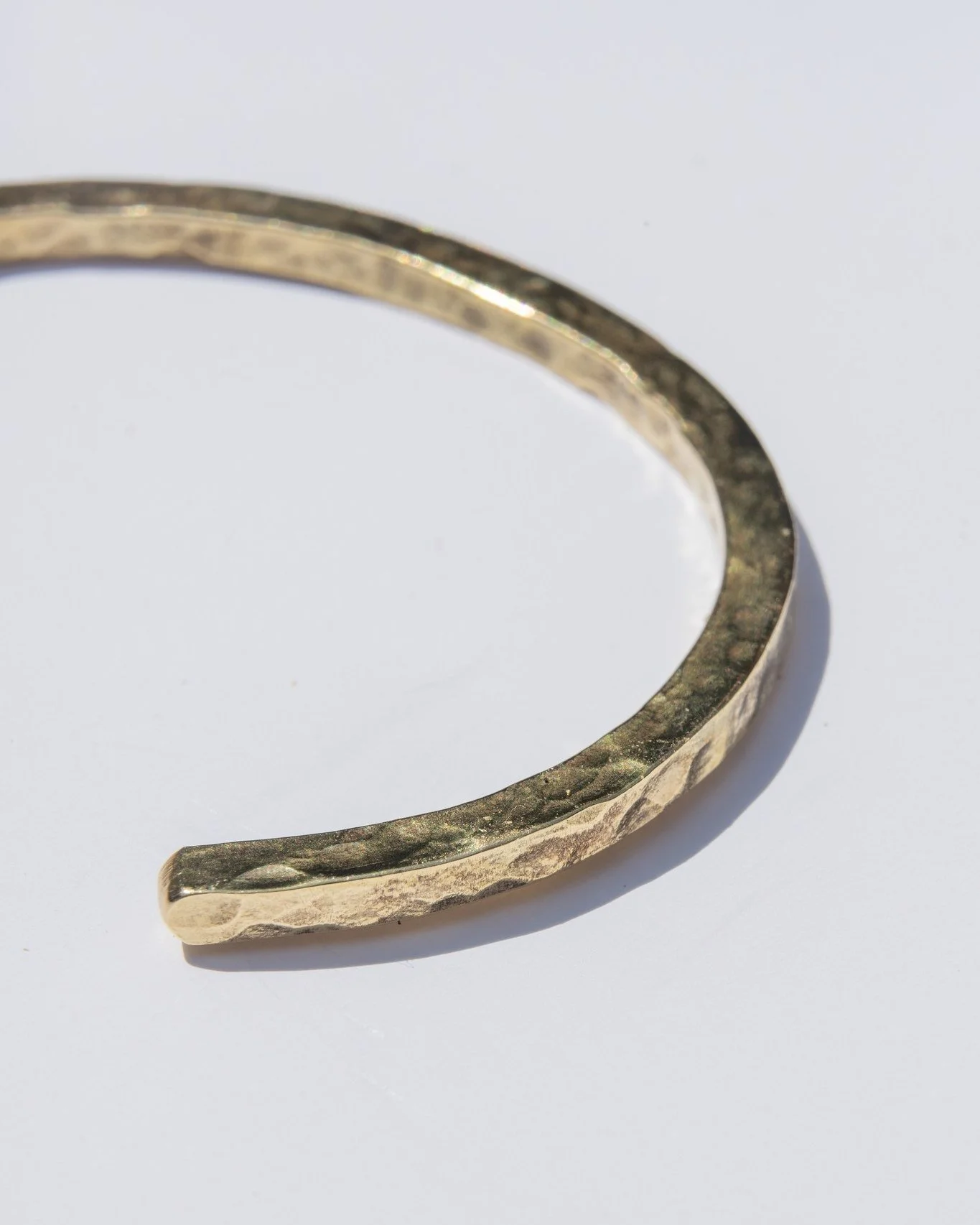 Jonc carr&eacute; martel&eacute; 

-
-
-

#artisanbijoutier #bijouxlaiton #artisancreateur #braceletor #braceletlaiton #joncor #jonclaiton #bijouxunisexe #silversmith #faitaparis #bijouxfaitmain #bijoutiere #parisianbrand #madeinparis #banglebracelet
