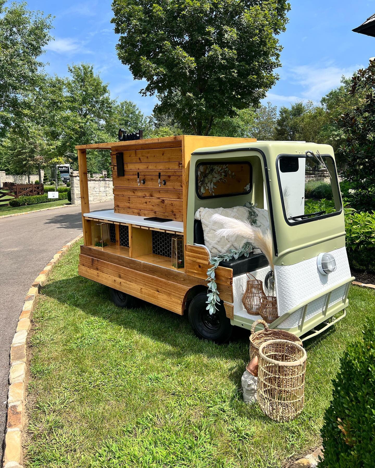 From sunshine to rain, we got you covered! The Tiny Tapper is perfect for your event, rain or shine! #thefizzymule #thetinytapper #mobilebar #columbiatn #franklintn #nashville #weddingmiddletn #cocktailhour #champagnewall #taptruck  Venue: @cortinafa